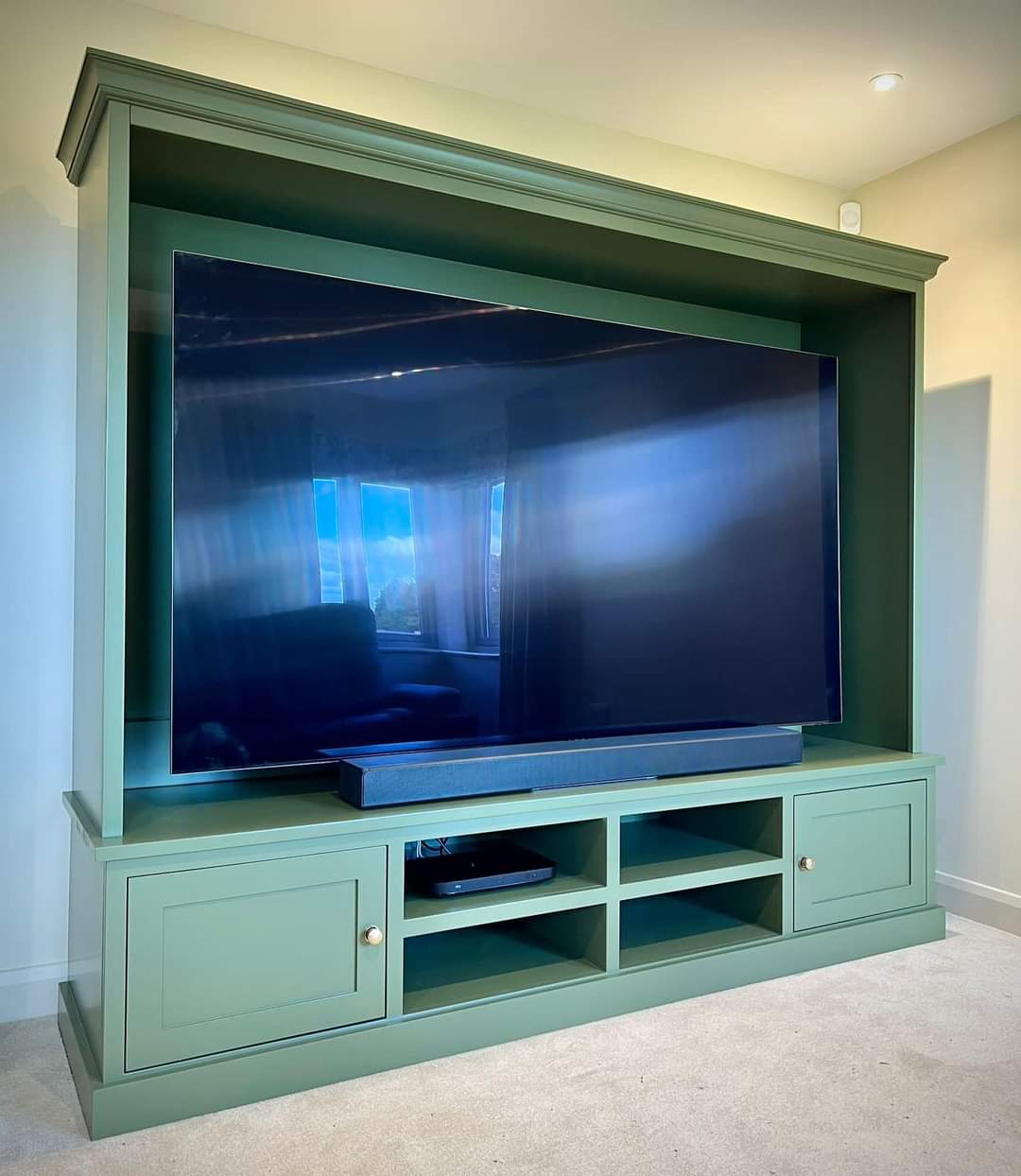 TV & Media Unit - 85" TV